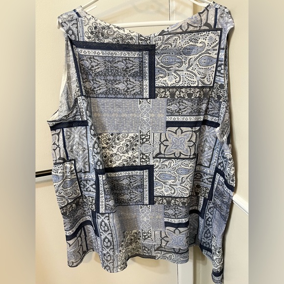 602- Beautiful sleeveless blouse - Picture 8 of 8